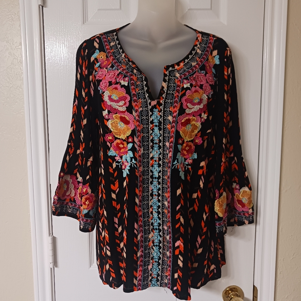 SAVANNA JANE Floral Embroidered Aztec Print Top Size Medium. NWOT!